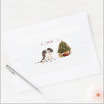 Tri-Color King Charles Spaniel Funny Christmas Dog Rechteckiger Aufkleber<br><div class="desc">Ein Tri-Color König Charles Spaniel Hund ist für die Ferien gekleidet! Der Hund ist bereit,  eine Krawatte mit Bogen und eine rote Weihnachtsmannmütze zu portieren,  Geschenke und ein Strumpf umgeben den Weihnachtsbaum.</div>