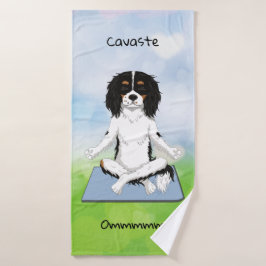 Tri-Colored Yoga Cavalier King Charles Spaniel   Badehandtuch
