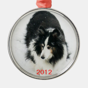Tri Sheltie in der Schnee-Schablone Ornament Aus Metall