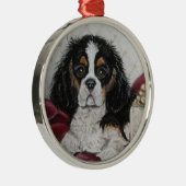 Tri unbekümmertes Königcharles Spaniel-Weihnachten Silbernes Ornament (Rechts)