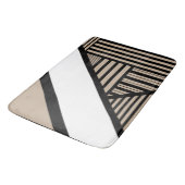 Triangle Stripes - Taupe, Schwarz und Weiß Badematte (Schrägansicht)