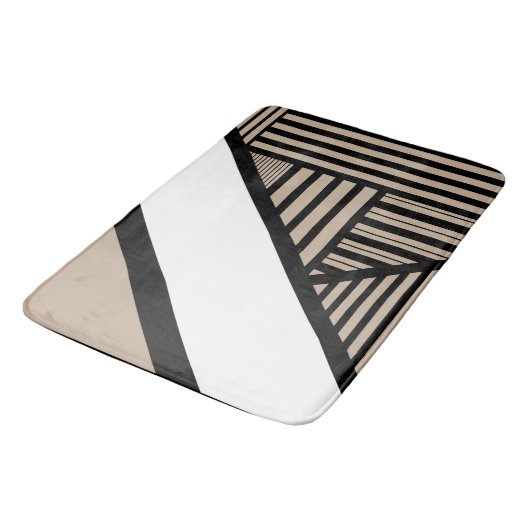 Triangle Stripes - Taupe, Schwarz und Weiß Badematte (Schrägansicht)
