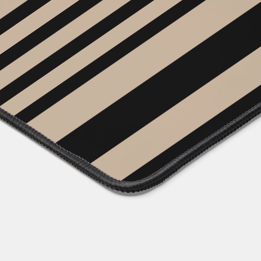 Triangle Stripes - Taupe, Schwarz und Weiß Schreibtischunterlage (Ecke)