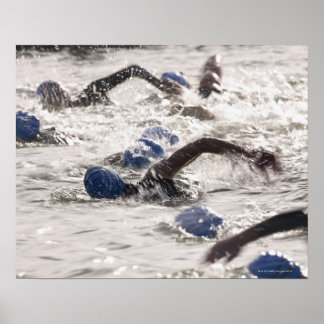Triathleten, die in der Schwimmbein des Triathlons Poster