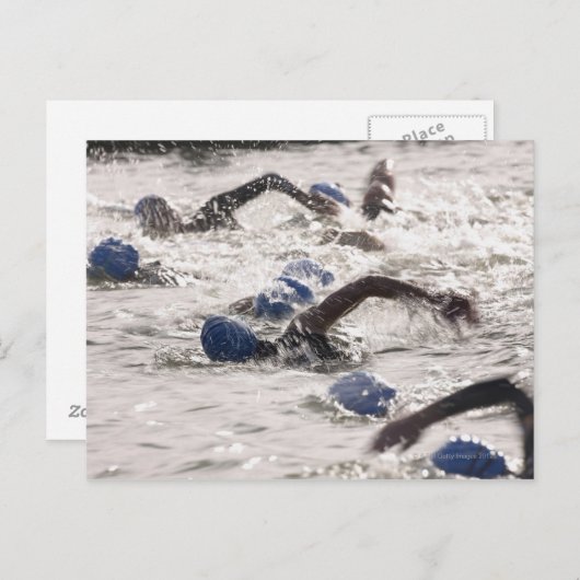 Triathleten, die in der Schwimmbein des Triathlons Postkarte (Vorne/Hinten)