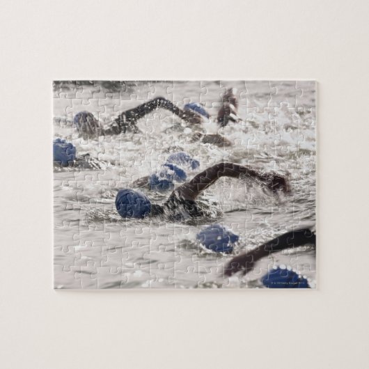 Triathleten, die in der Schwimmbein des Triathlons Puzzle (Horizontal)