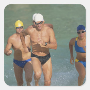 Triathlonläufer laufen aus Wasser 3 Quadratischer Aufkleber