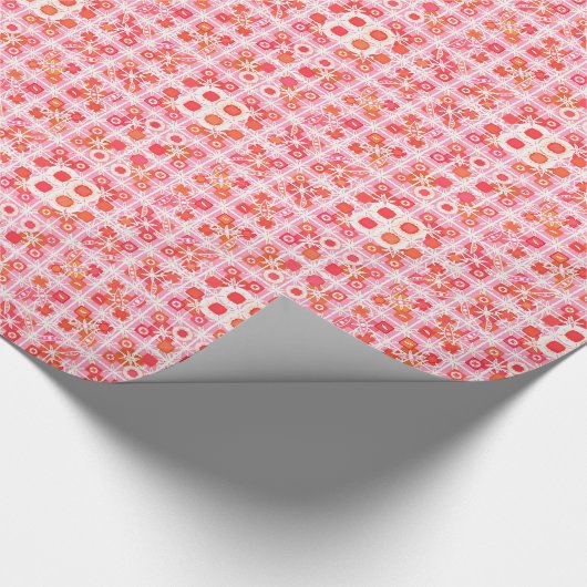 Tribal Batik - Erdbeere in Rosa und Rot Geschenkpapier (Ecke)