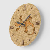 Tribal batik Gecko - rust, amber and tan Große Wanduhr (Winkel)