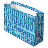 Tribal Batik - Sapphire Blue und Silver Gray Große Geschenktüte (Rückseite Schrägansicht)