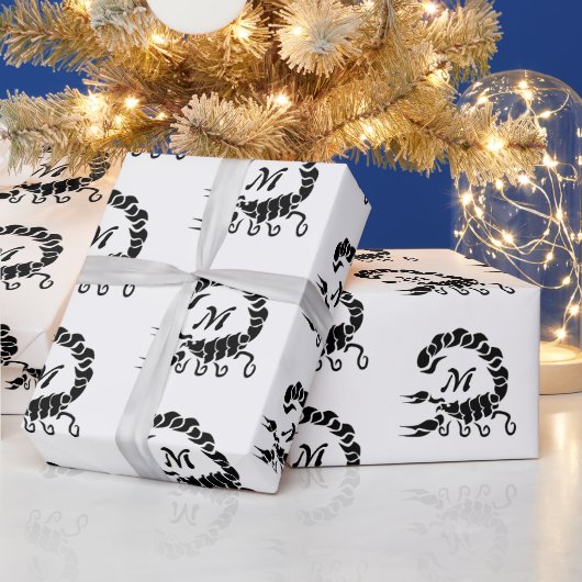 Tribal Black Scorpion Monogram Geschenkpapier (Feiertage)