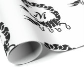 Tribal Black Scorpion Monogram Geschenkpapier (Rolleneckpunkt)