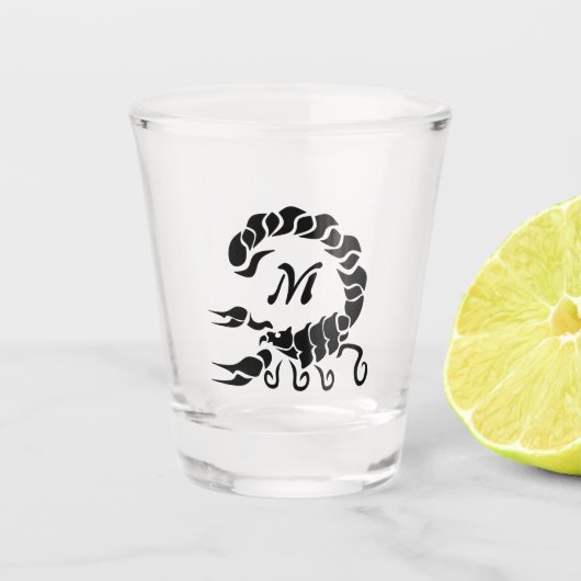 Tribal Black Scorpion Monogram Schnapsglas (Vorderseite)