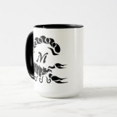 Tribal Black Scorpion Monogram Tasse (Vorderseite Links)