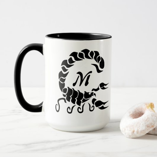 Tribal Black Scorpion Monogram Tasse (Mit Donut)