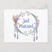 Tribal Blue Feathers Boho gerade verheiratet Hochz Ankündigungspostkarte (Vorderseite)