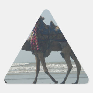 Tribal Camel Ride: Morgengrauen mit Sandstrand und Dreieckiger Aufkleber