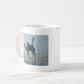 Tribal Camel Ride: Morgengrauen mit Sandstrand und Kaffeetasse (Vorderseite Links)