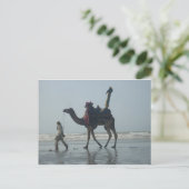 Tribal Camel Ride: Morgengrauen mit Sandstrand und Postkarte (Stehend Vorderseite)