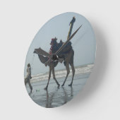 Tribal Camel Ride: Morgengrauen mit Sandstrand und Runde Wanduhr (Winkel)