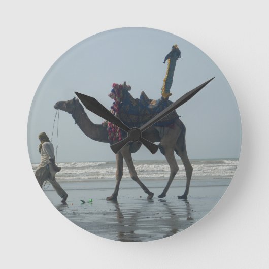 Tribal Camel Ride: Morgengrauen mit Sandstrand und Runde Wanduhr (Vorderseite)