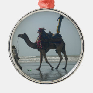 Tribal Camel Ride: Morgengrauen mit Sandstrand und Silbernes Ornament