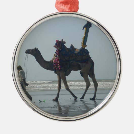 Tribal Camel Ride: Morgengrauen mit Sandstrand und Silbernes Ornament (Vorne)