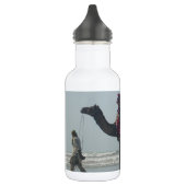 Tribal Camel Ride: Morgengrauen mit Sandstrand und Trinkflasche (Links)