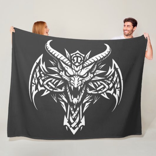 Tribal-Dämonenkopf-Grafik von BurnsInHell Fleecedecke (Beispiel)