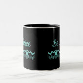 Tribal Geometric Turquoise and Black Zweifarbige Tasse (Mittel)