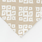 Tribal geometrischer Buff und weiße gemusterte Dec Fleecedecke (Ecke)