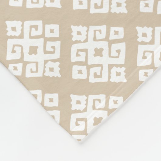 Tribal geometrischer Buff und weiße gemusterte Dec Fleecedecke (Ecke)