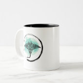 Tribal Manta Ray Design Zweifarbige Tasse (Vorderseite Links)