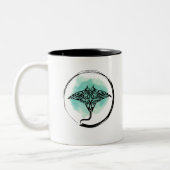 Tribal Manta Ray Design Zweifarbige Tasse (Links)