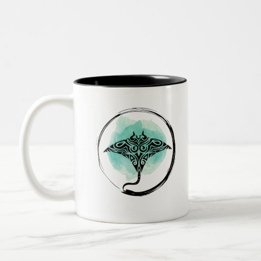 Tribal Manta Ray Design Zweifarbige Tasse (Links)