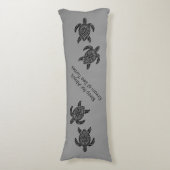 Tribal Sea Turtles and Text in Black on gray Seitenschläferkissen (Vorderseite Vertikal)