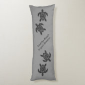 Tribal Sea Turtles and Text in Black on gray Seitenschläferkissen (Rückseite (Vertikal))
