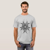 Tribal-Skorpion - kühne Schwarzweiß-Kunst-Design T-Shirt (Vorne ganz)