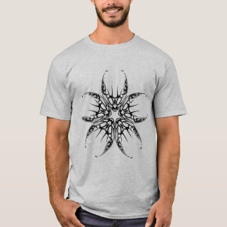 Tribal-Skorpion - kühne Schwarzweiß-Kunst-Design T-Shirt