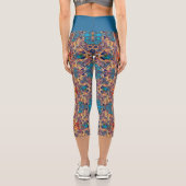 Tribal-Western Hippie Lila Gelbes Blaues Muster Capri Leggings (Rückseite)