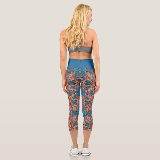 Tribal-Western Hippie Lila Gelbes Blaues Muster Capri Leggings (Rückseite)