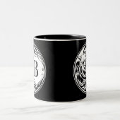 Tribal Wolf Monogram Zweifarbige Tasse (Mittel)