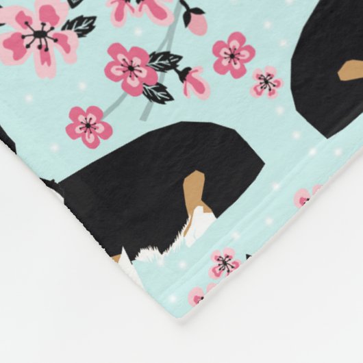 Tribfarbene Corgi-Kirschblüten Fleecedecke (Ecke)