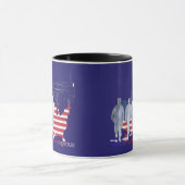 Tribut an tapfere Herzen in Navyblau Tasse (Zentrum)
