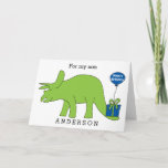 Triceratops Dinosaur Birthday Son Karte<br><div class="desc">Eine Triceratops Dinosaurier Geburtstagskarte mit einem Happy Birthday Ballon an der Gegenwart. Man kann die Dinosaurier-Geburtstagskarte dieses Kindes leicht mit ihrem Namen personalisieren. In der Geburtstagskarte steht: "Größter Geburtstag wünscht einem Dino-Milben!" die Sie auch ändern können, wenn Sie möchten. Auf der Rückseite steht "Happy Birthday 2018". Ideal für den Geburtstagsjungen,...</div>