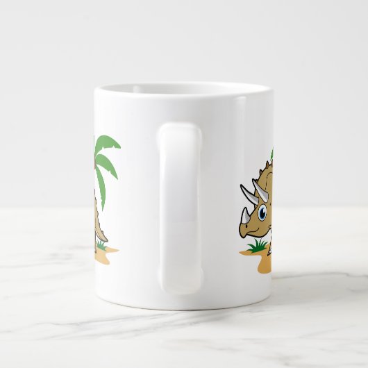 Triceratops in einem tropischen Klima. Jumbo-Tasse (Rückseite)
