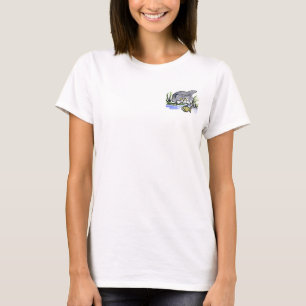 Tricia, graues Kätzchen, passt einen Fisch auf T-Shirt