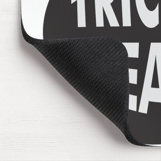 Trick Me-Leckerei B/W Mousepad (Ecke)
