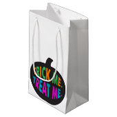 Trick Me Leckerei Me mehrfarbig Kleine Geschenktüte (Vorderseite Schrägansicht)