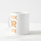 Trick oder Abstimmung Halloween Wahl Vintag Cowboy Kaffeetasse (Vorderseite Links)